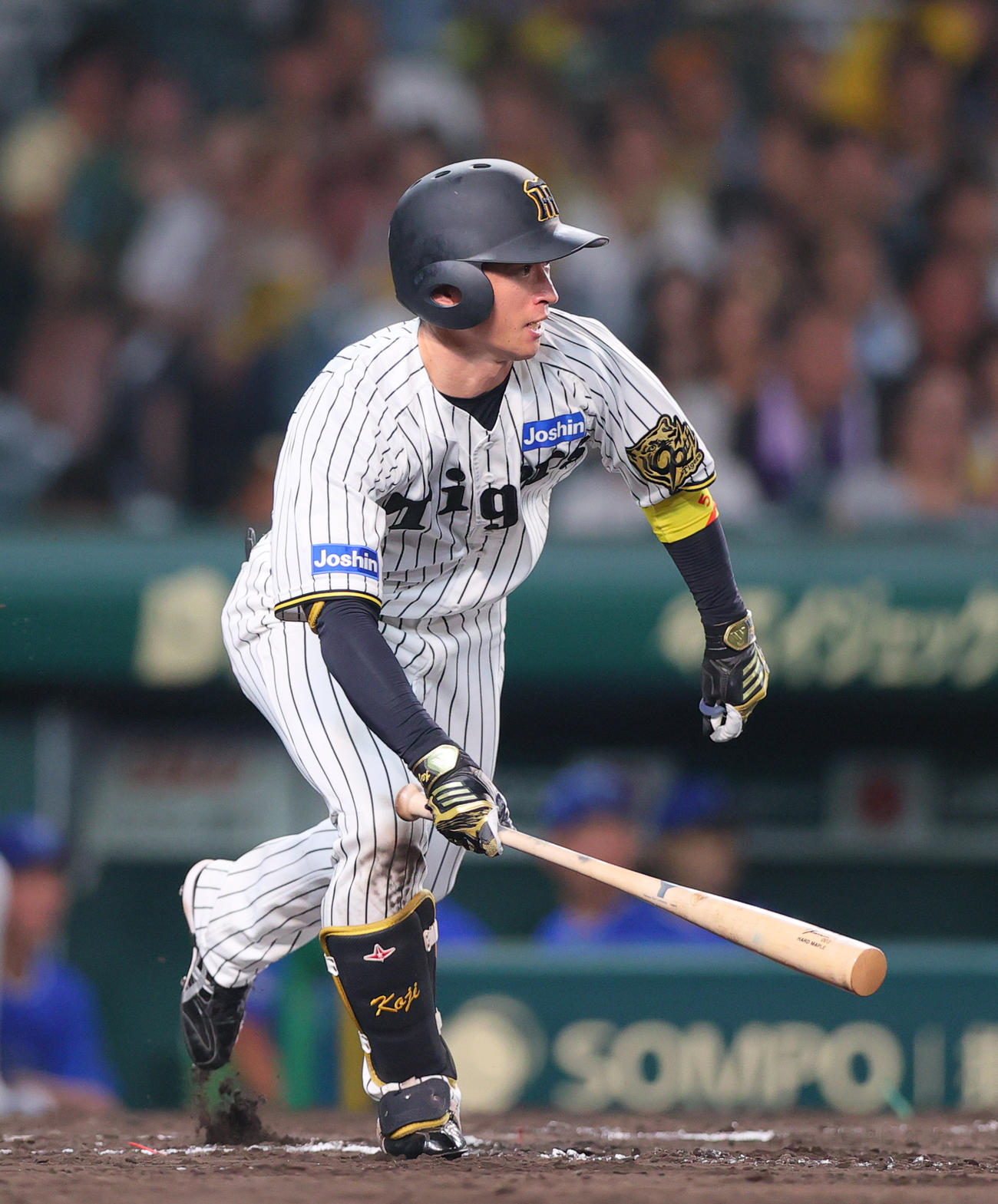 阪神対DeNA 9回裏阪神無死、近本は投前内野安打を放つ（撮影・上山淳一）