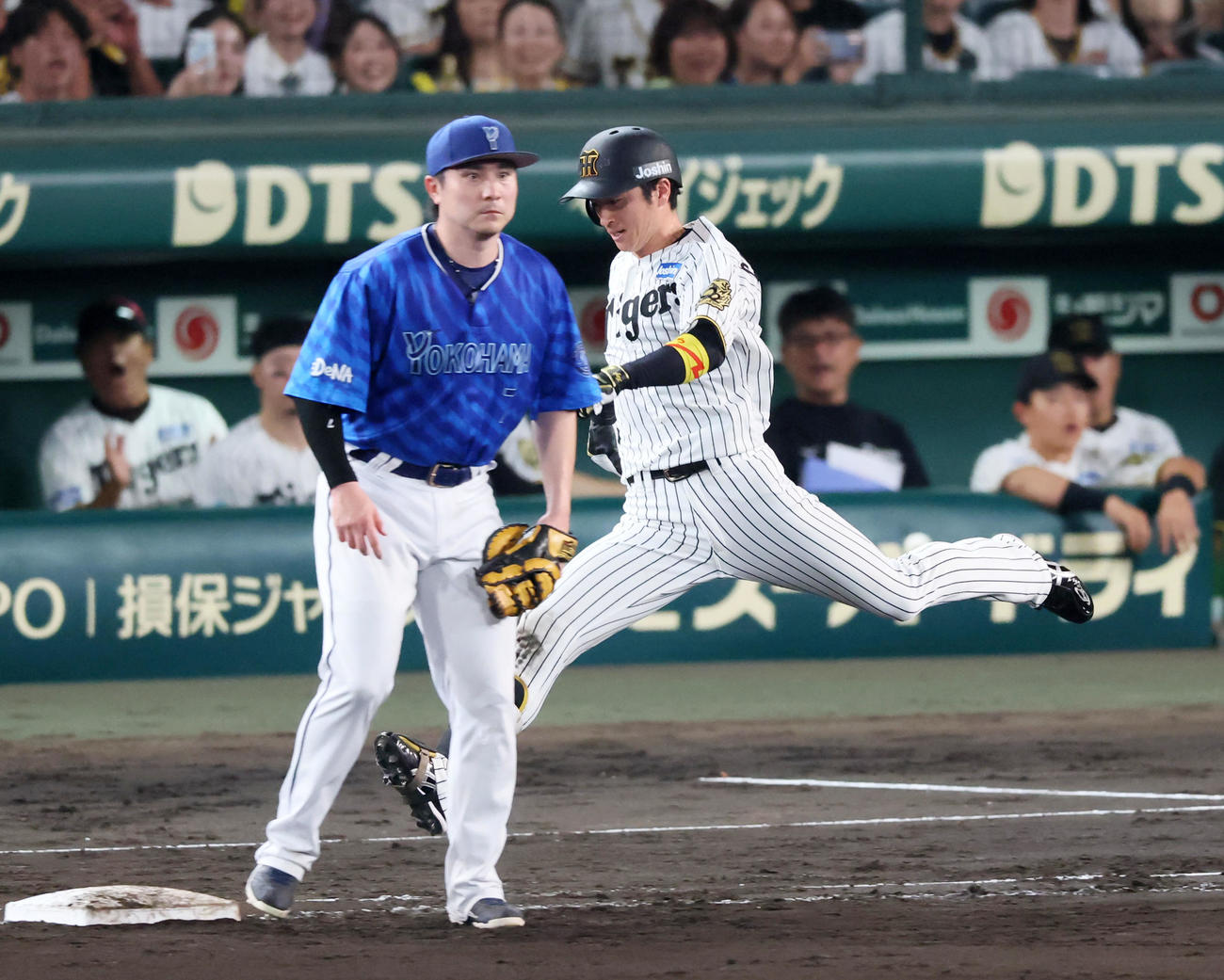 阪神対DeNA 9回裏阪神無死、近本は内野安打を放つ。一塁手佐野（撮影・加藤哉）