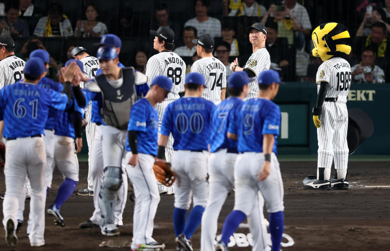 阪神対DeNA DeNAに敗れファンにあいさつするためグラウンドに出る阪神藤川監督（撮影・加藤哉）