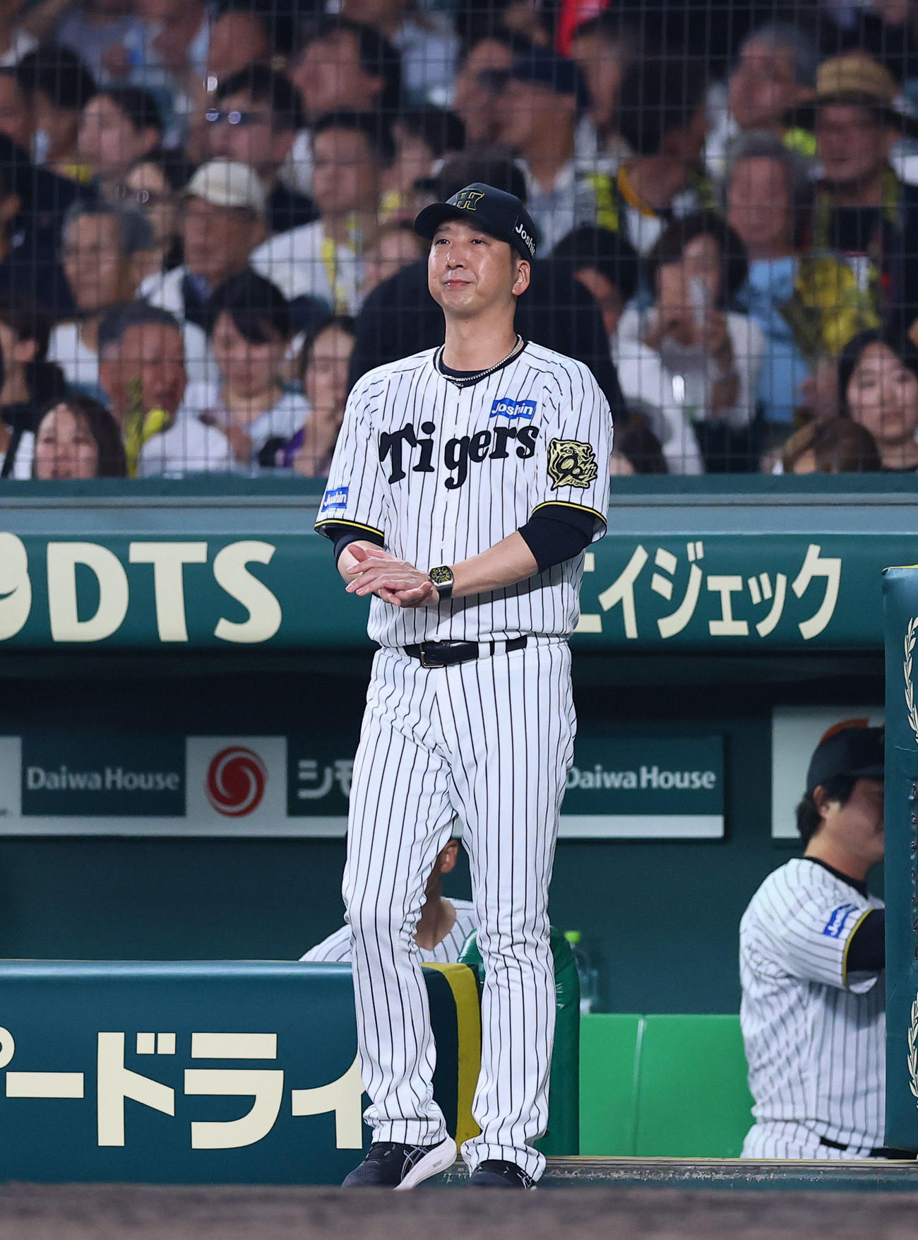 阪神対DeNA 8回、交代を告げるためベンチを出る阪神藤川監督（撮影・藤尾明華）