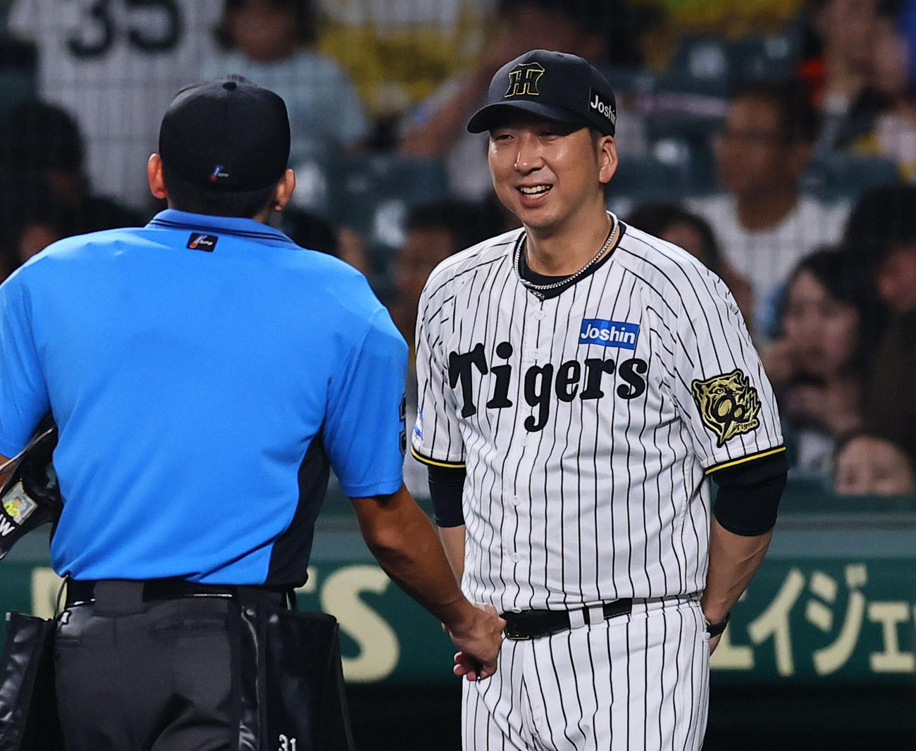 阪神対DeNA 8回、交代を告げる阪神藤川監督（撮影・藤尾明華）