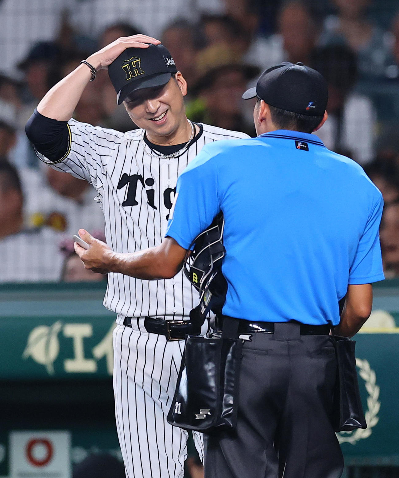 阪神対DeNA 9回、交代を告げる阪神藤川監督（撮影・藤尾明華）
