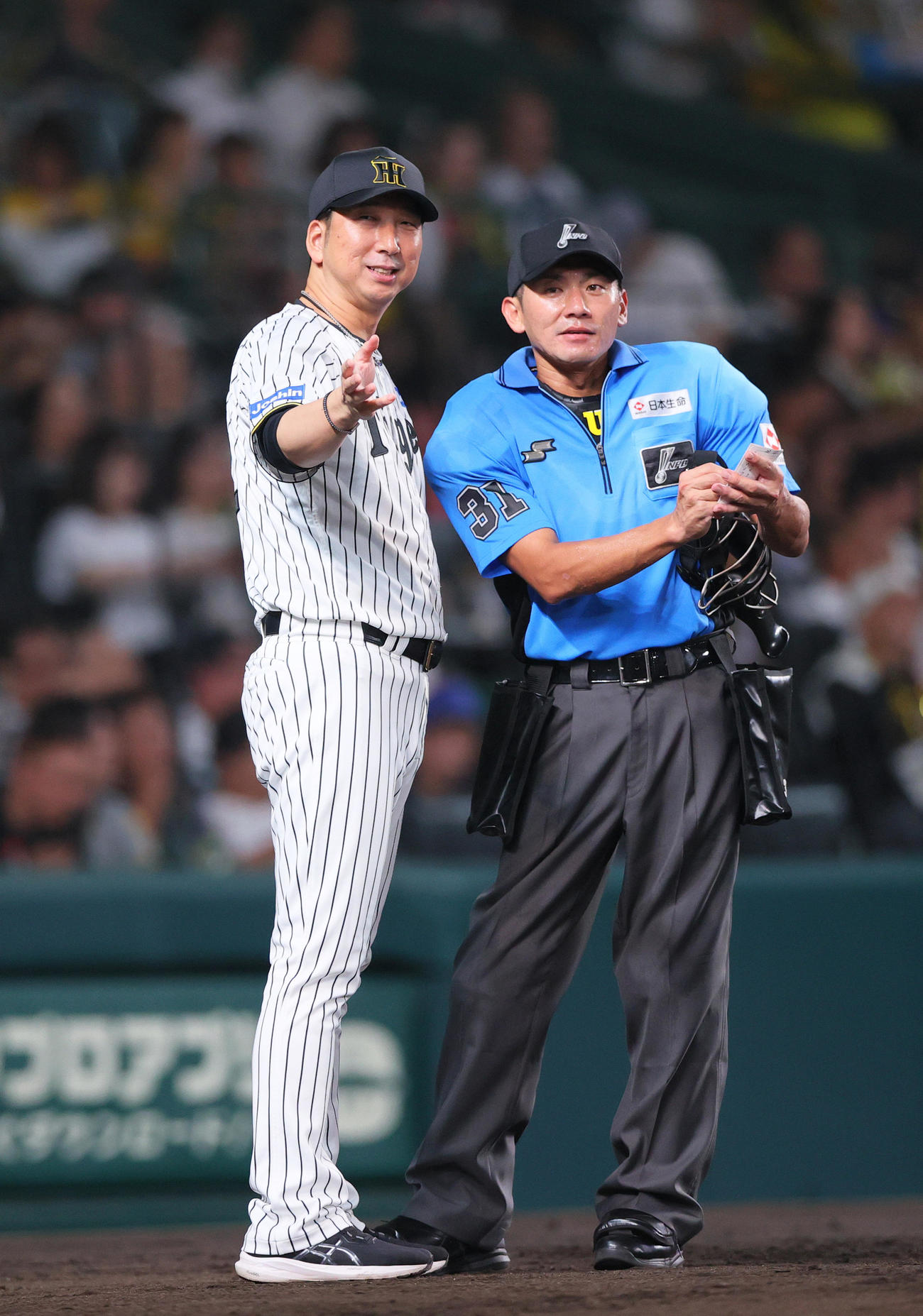 阪神対DeNA 8回を終え、阪神藤川監督（左）は球審に交代を告げる（撮影・上山淳一）