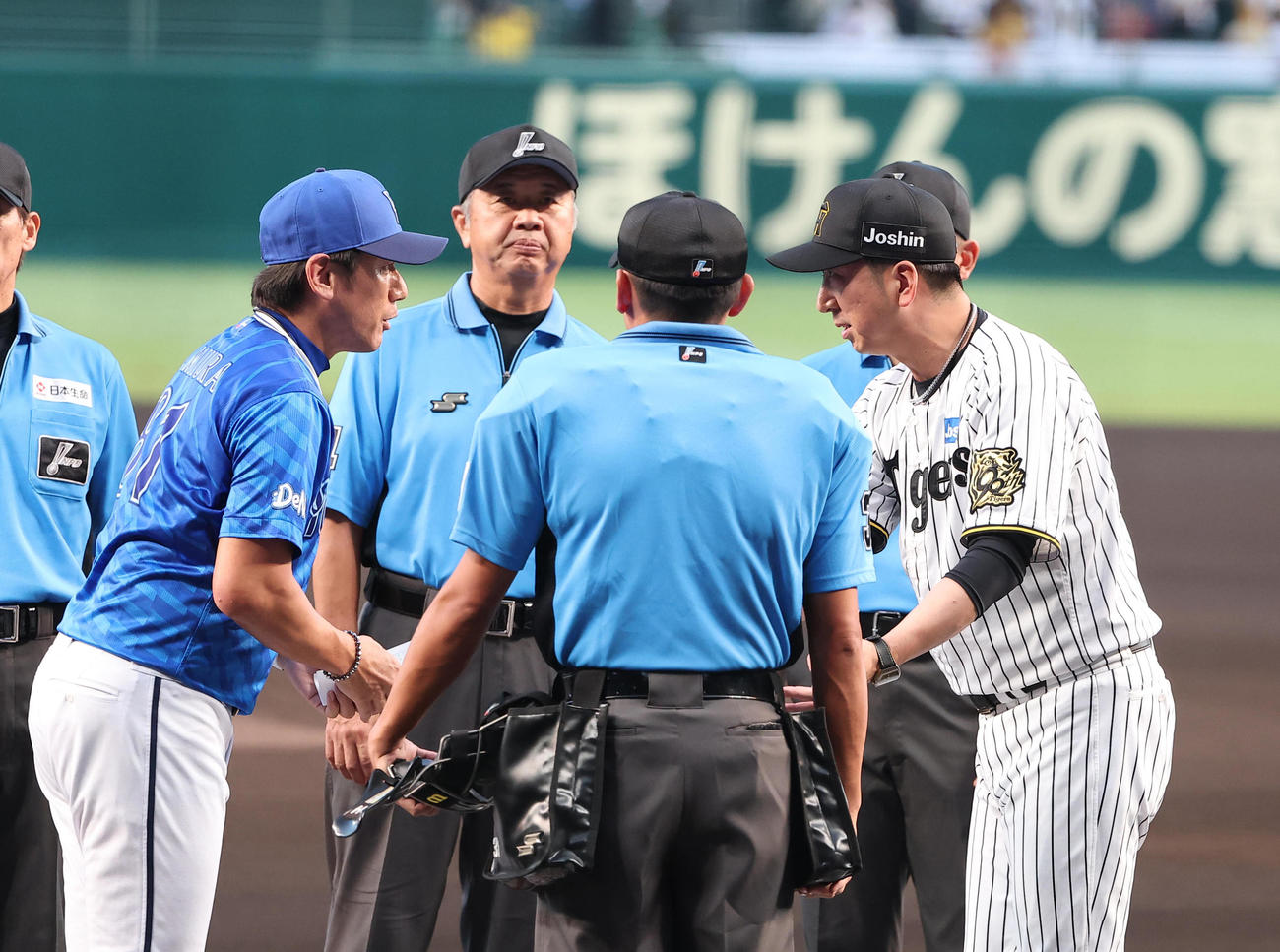 阪神対DeNA　藤川監督（右）とメンバー交換をする三浦監督（撮影・上田博志）