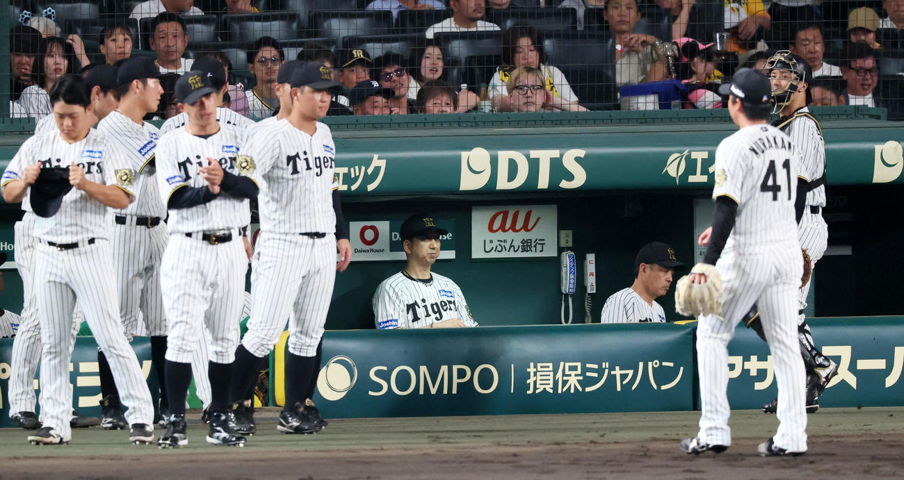 阪神対DeNA 4回表を終えベンチに腰掛ける阪神藤川監督と引き揚げる右は村上（撮影・加藤哉）