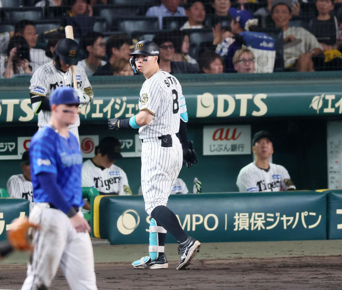 阪神対DeNA 7回裏阪神無死、佐藤輝は三邪飛を打ち上げスコボードのモニターを確認する。右は藤川監督（撮影・加藤哉）