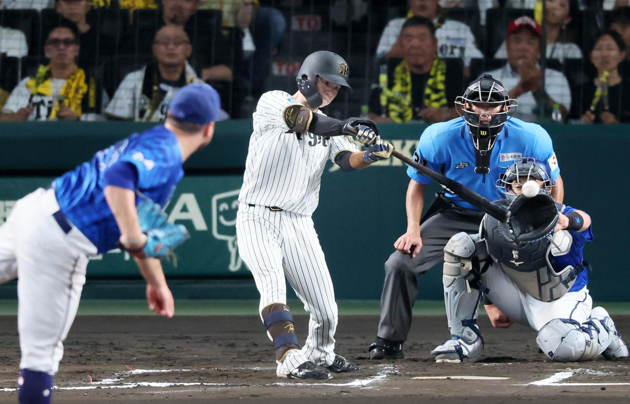 阪神対DeNA 6回裏阪神2死、中野は左前打を放つ。投手ケイ（撮影・加藤哉）