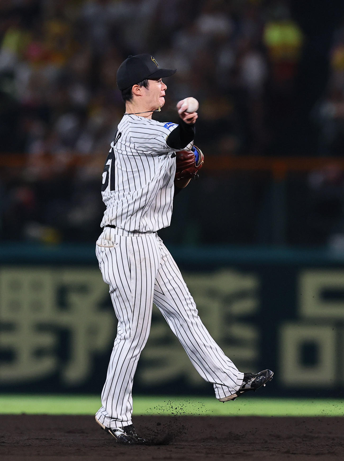 阪神対DeNA 7回表DeNA無死、山本祐大の二ゴロで好守を見せる中野（撮影・藤尾明華）