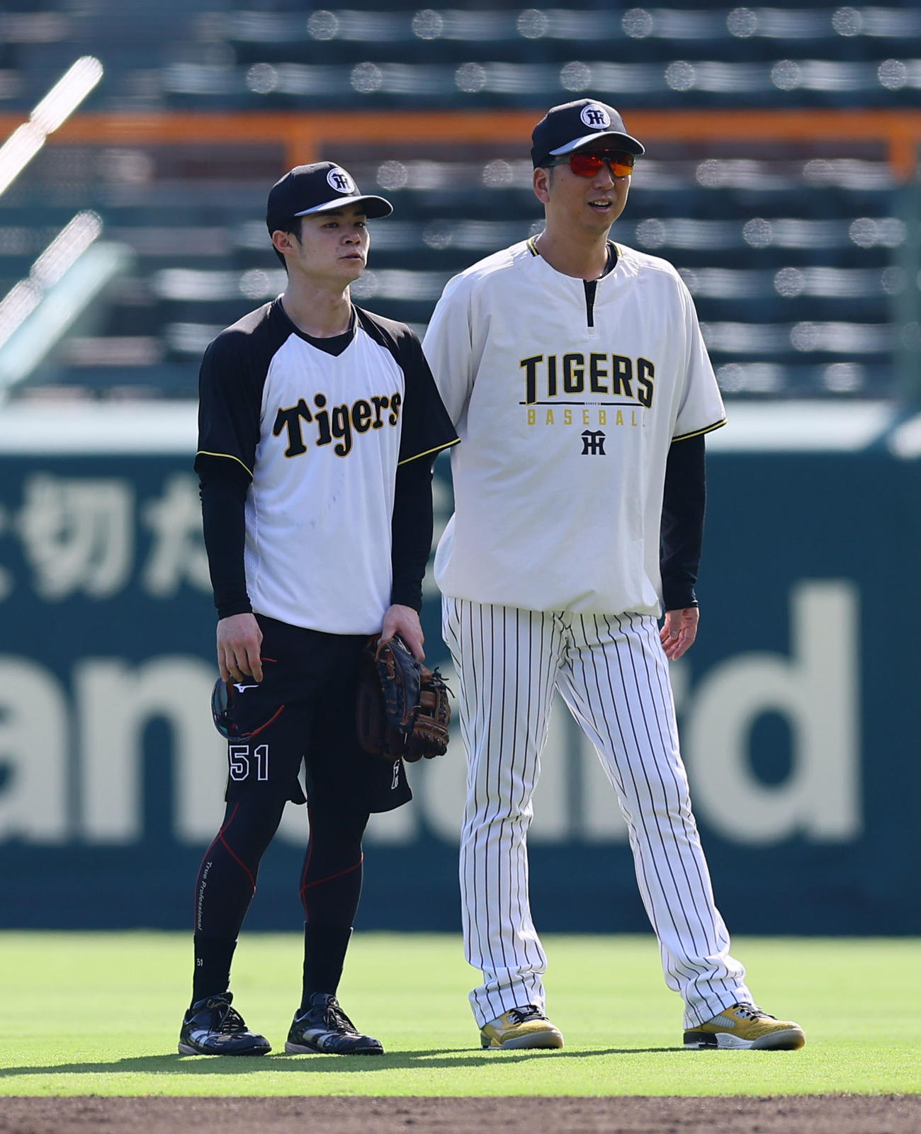 阪神対DeNA　中野（左）と話しをする阪神藤川監督（撮影・藤尾明華）