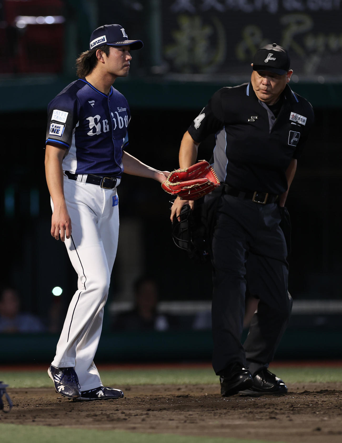 楽天対西武　1回裏楽天2死一、二塁、鈴木大に中前適時打を浴び球審からボールを受け取る今井（撮影・水谷安孝）