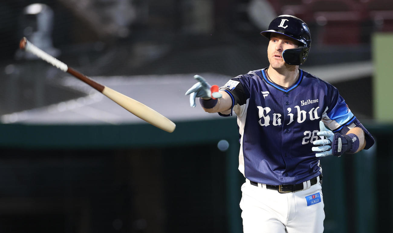 楽天対西武　8回表西武1死、ソロ本塁打を放ちバットを投げるネビン（撮影・水谷安孝）