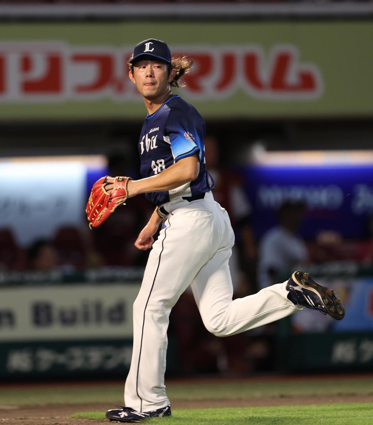 楽天対西武　1回裏楽天2死一、二塁、鈴木大に中前適時打を浴び本塁ベースカバーに向かう今井（撮影・水谷安孝）