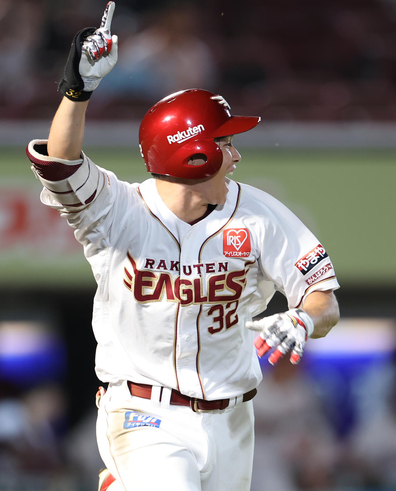 楽天対西武　11回裏楽天2死二、三塁、サヨナラ適時打を放つ中島（撮影・水谷安孝）