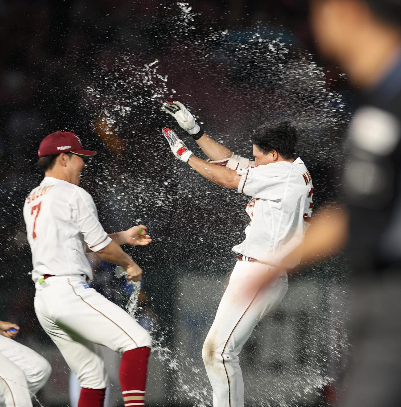 楽天対西武　11回裏楽天2死二、三塁、サヨナラ適時打を放ちナインに祝福される中島（右）（撮影・水谷安孝）