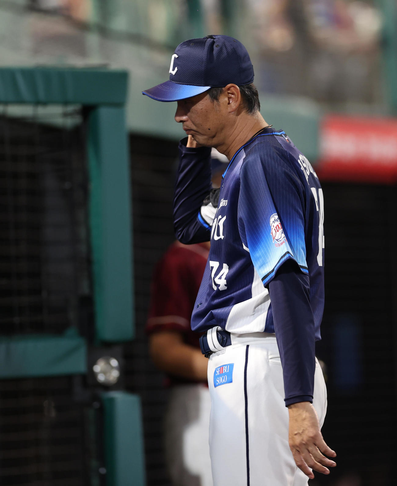 楽天対西武　2回裏楽天の攻撃が終わり投手交代を告げた西武西口監督（撮影・水谷安孝）