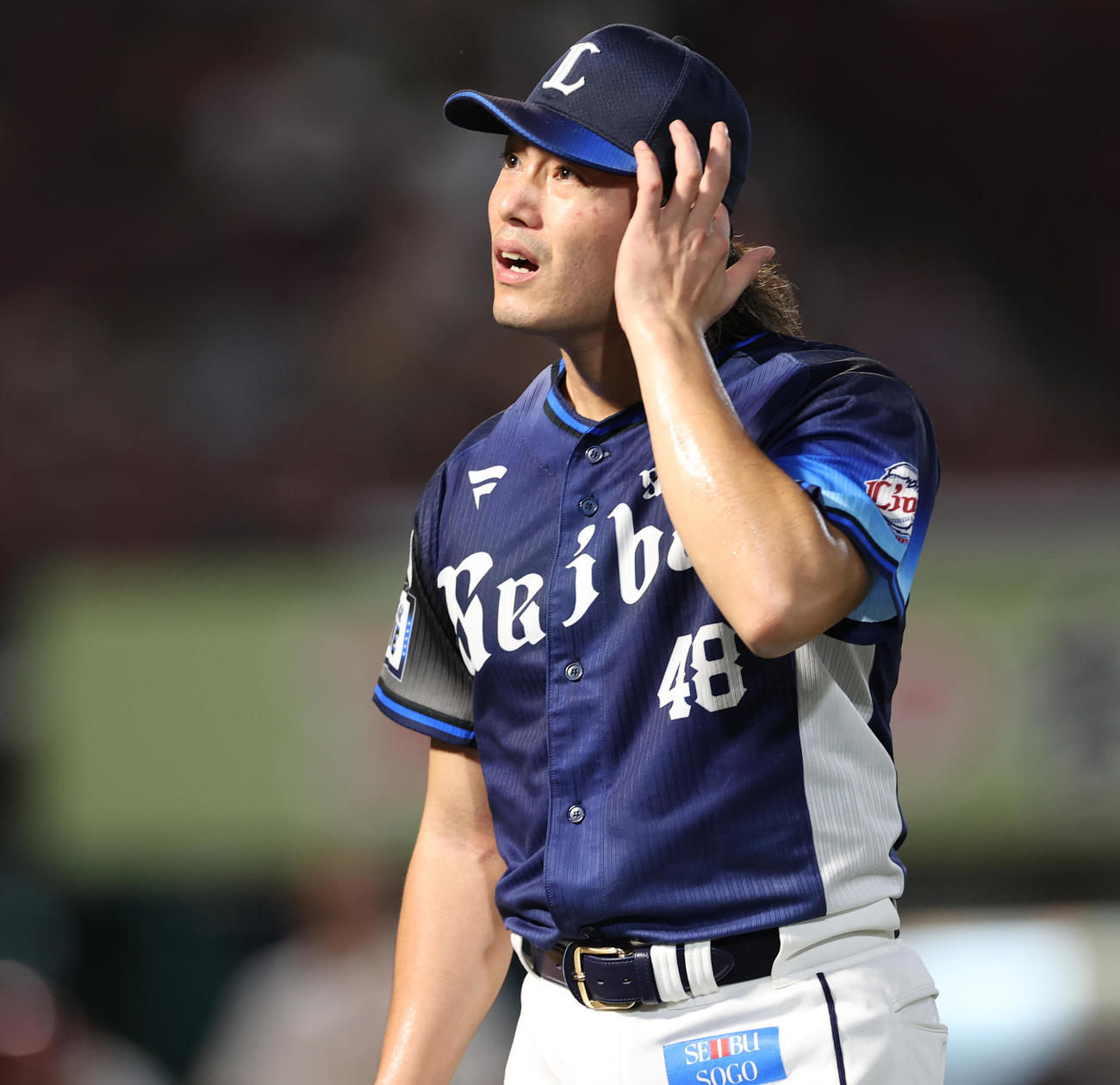 楽天対西武　2回裏を投げ終え苦悶の表情でベンチに引き揚げる今井（撮影・水谷安孝）