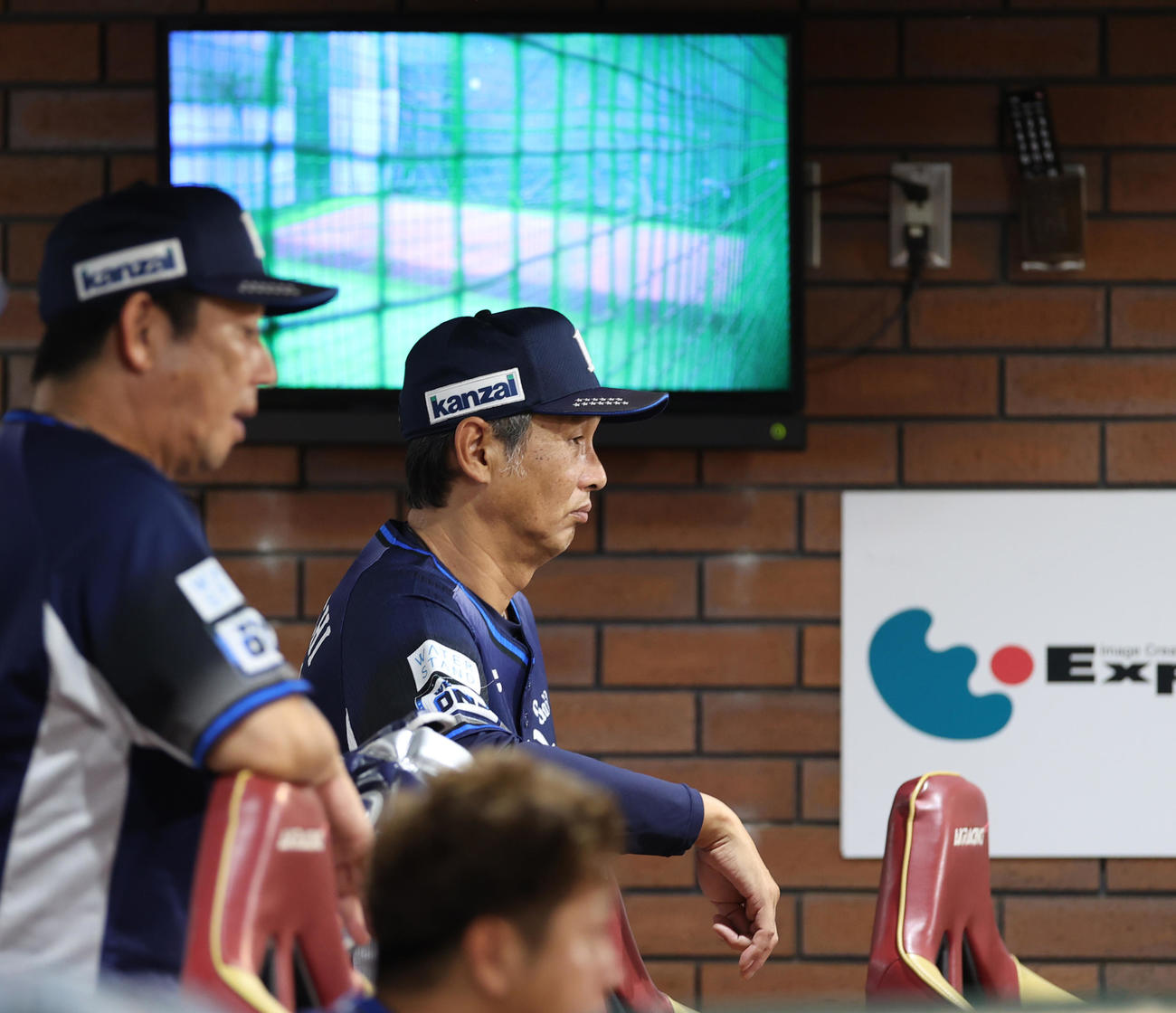 楽天対西武　厳しい表情で戦況を見守る西武西口監督（撮影・水谷安孝）