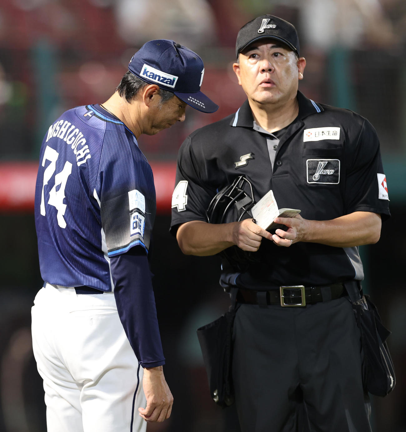 楽天対西武　2回裏楽天の攻撃が終わり投手交代を告げる西武西口監督（撮影・水谷安孝）