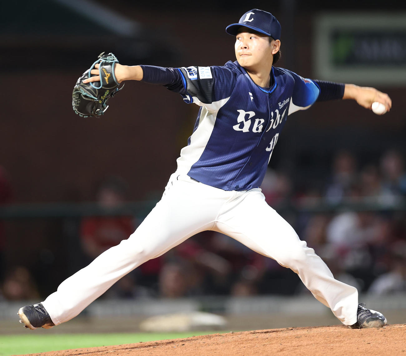 楽天対西武　力投する西武2番手浜屋（撮影・水谷安孝）