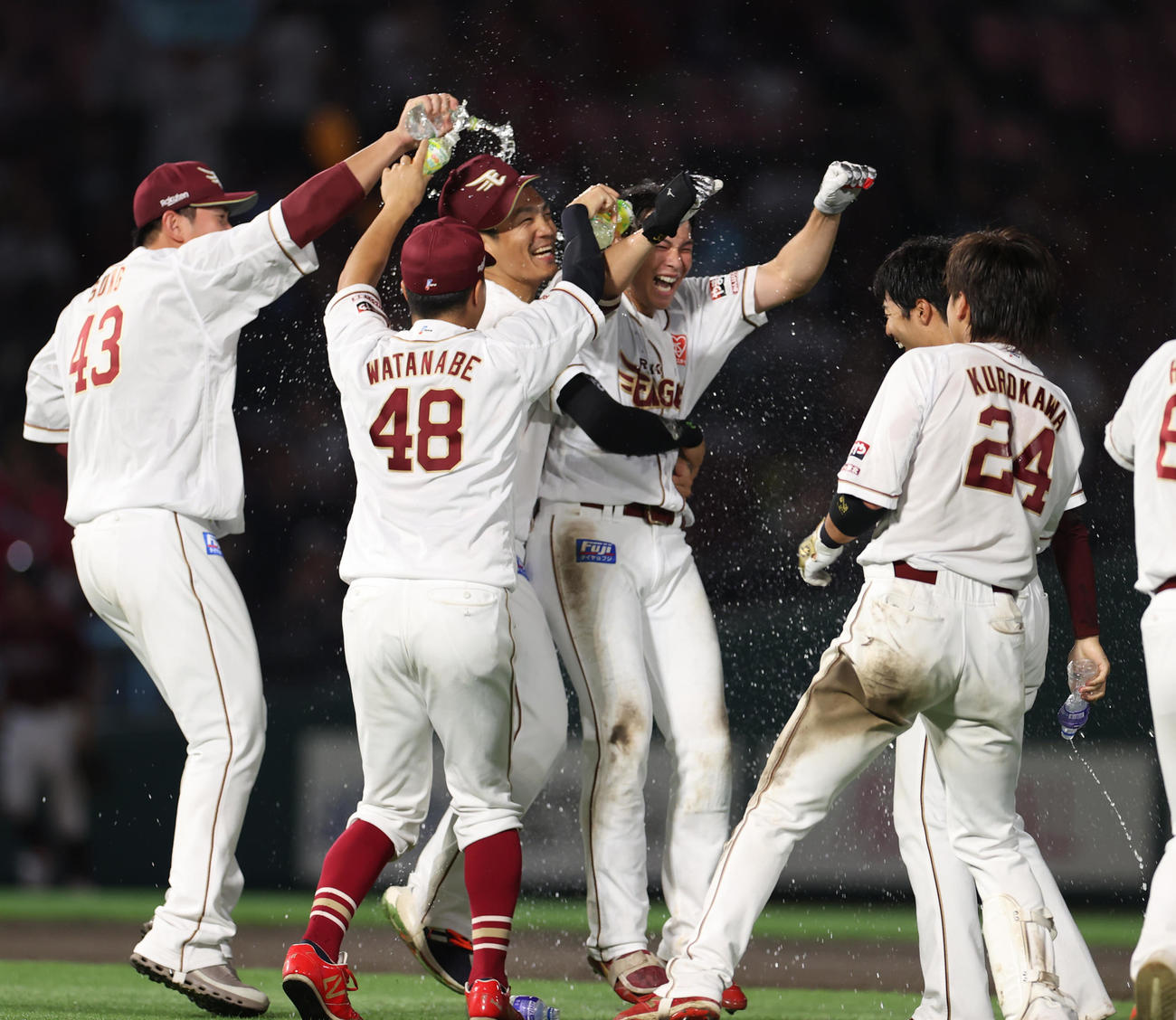 楽天対西武　11回裏楽天2死二、三塁、サヨナラ適時打を放ちナインに祝福される中島（中央）（撮影・水谷安孝）