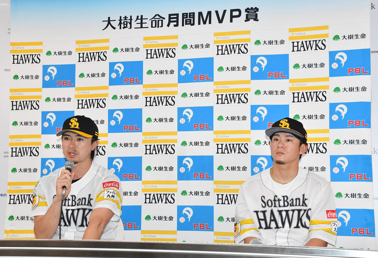 8月度の大樹生命月間MVP賞を受賞したソフトバンク上沢（左）と牧原大（撮影・岩下翔太）