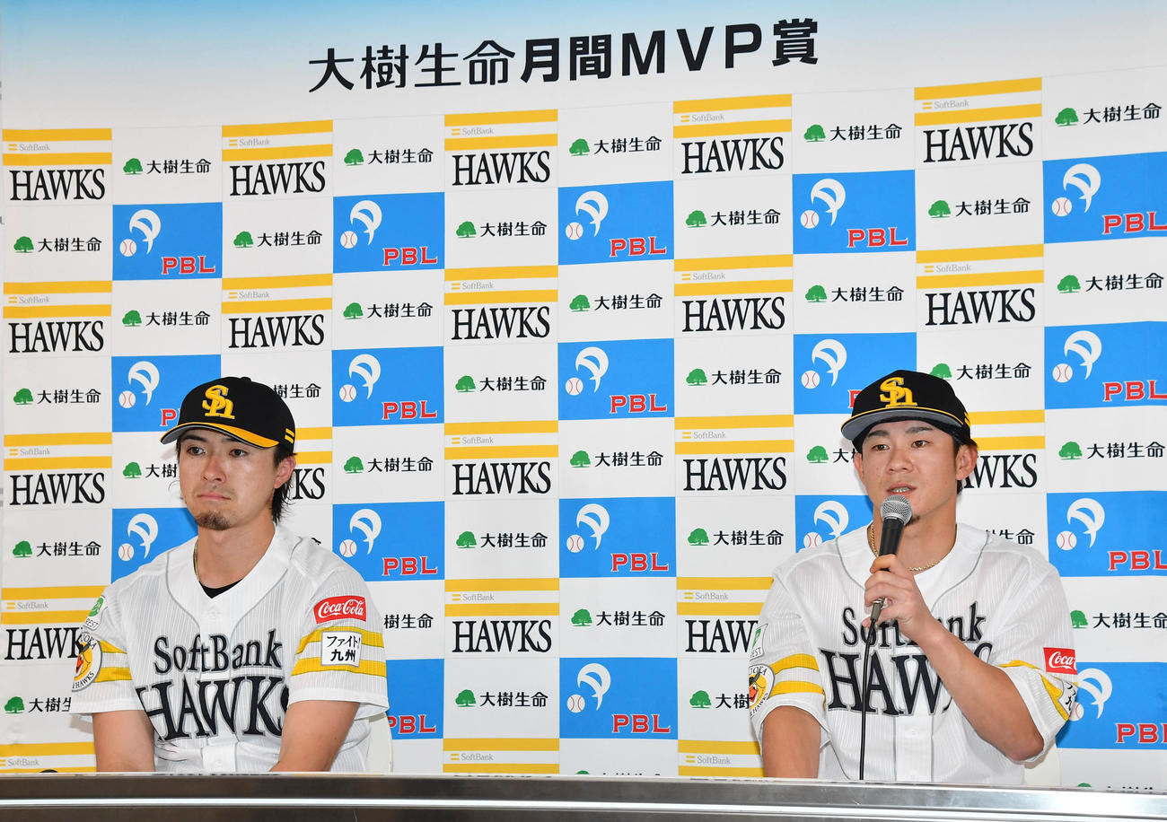 8月度の大樹生命月間MVP賞を受賞したソフトバンク上沢（左）と牧原大（撮影・岩下翔太）