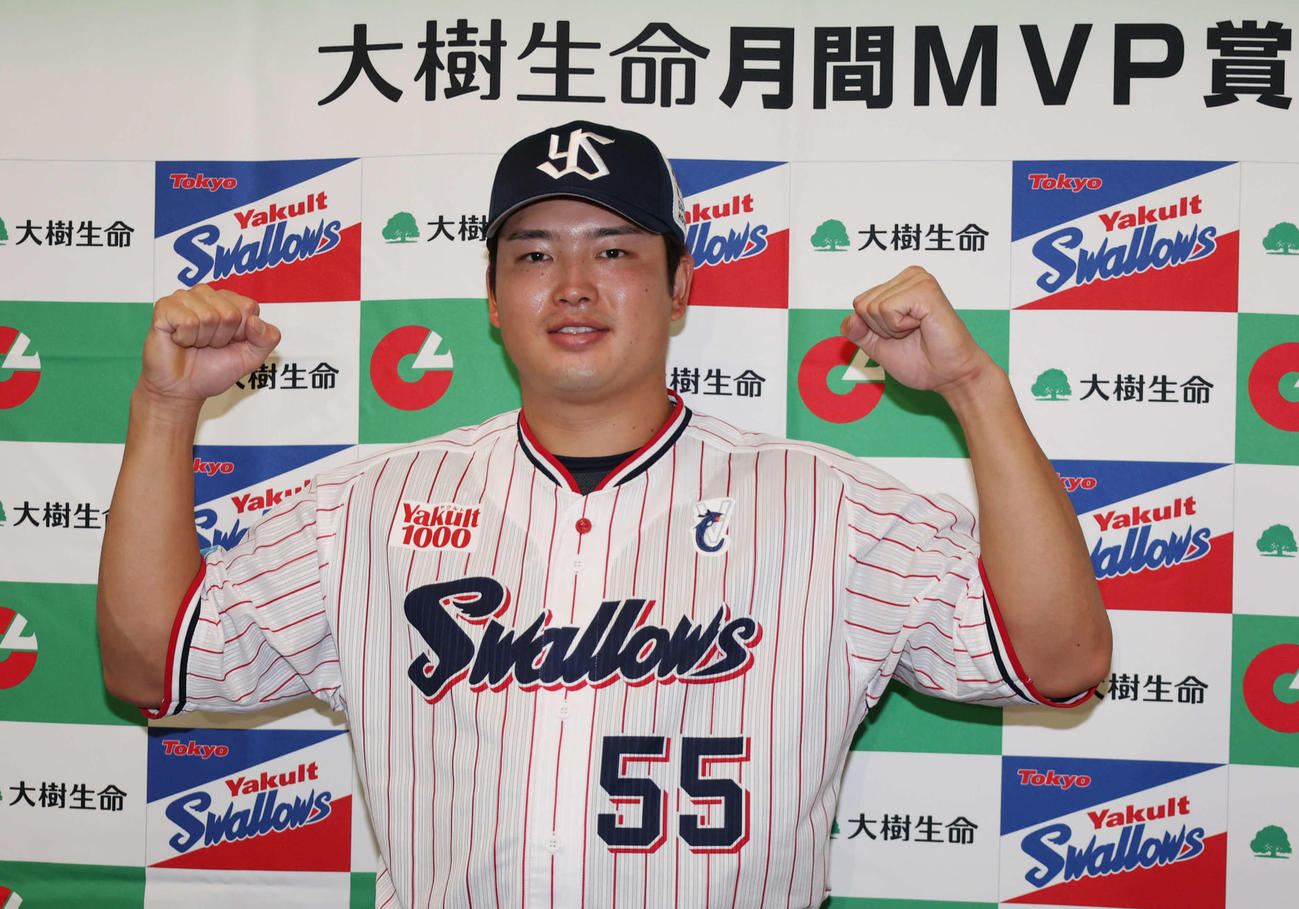 大樹生命月間MVP賞　セ・リーグ打者賞を受賞しガッツポーズをみせるヤクルト村上（撮影・増田悦実）