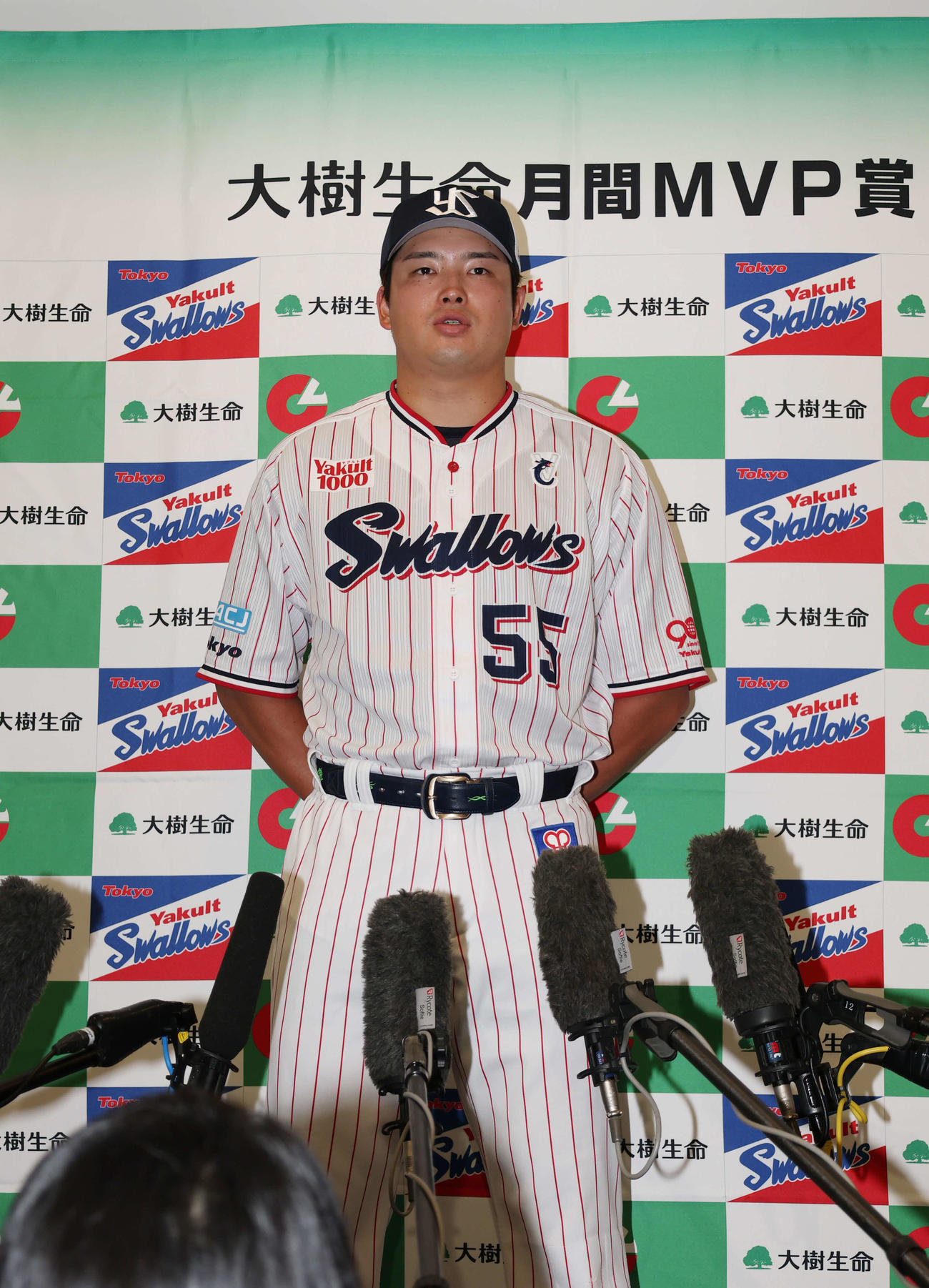 大樹生命月間MVP賞　セ・リーグ打者賞を受賞し話をするヤクルト村上（撮影・増田悦実）
