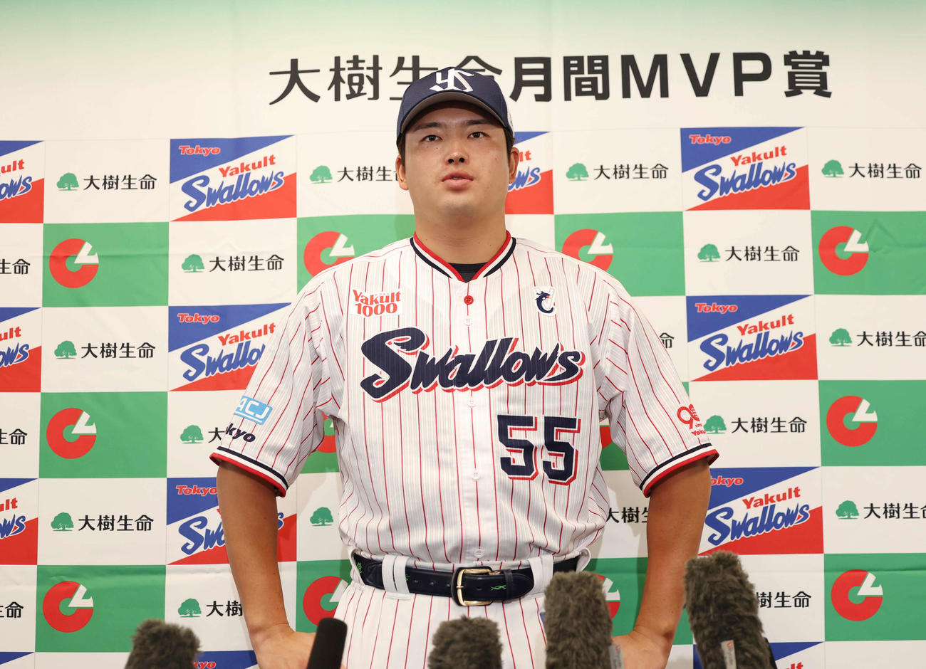 大樹生命月間MVP賞　セ・リーグ打者賞を受賞し話をするヤクルト村上（撮影・増田悦実）
