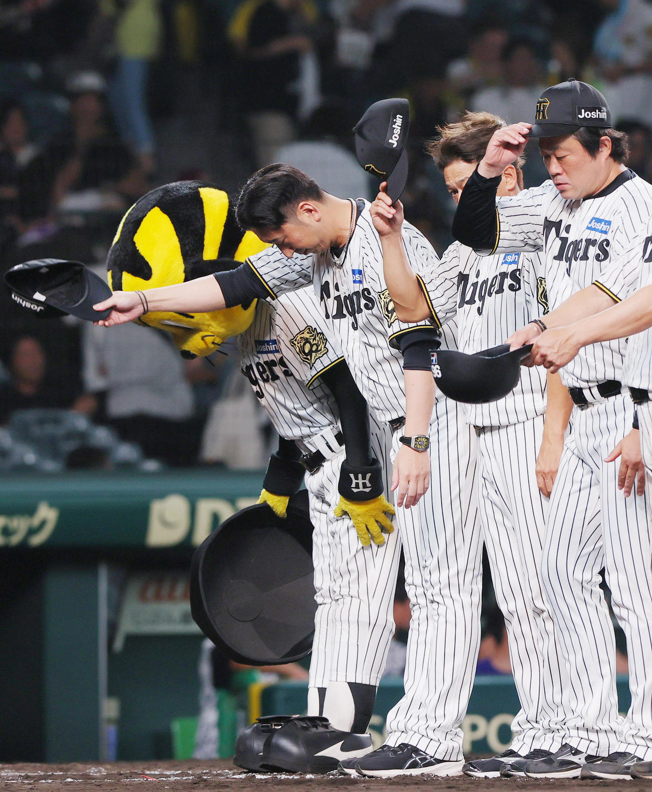 DeNAに敗れ、グラウンドに整列しファンにあいさつする阪神藤川監督（左）ら（2025年9月9日撮影）