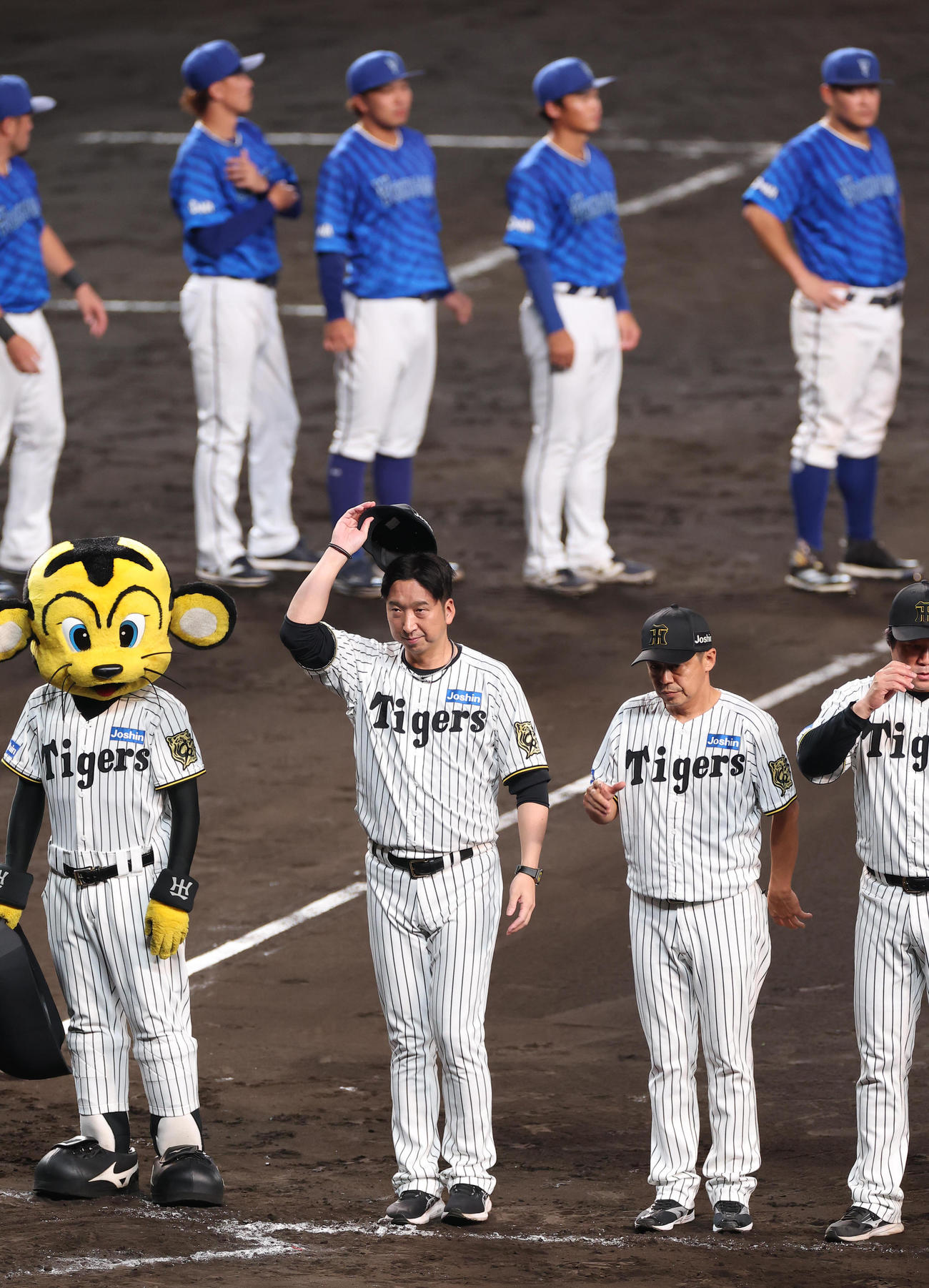 阪神対DeNA　試合後、藤川監督（中央）はファンにあいさつをする（2025年9月9日撮影）