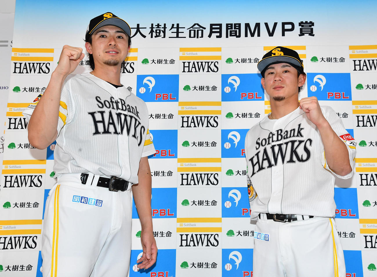 8月度の大樹生命月間MVP賞を受賞したソフトバンク上沢（左）と牧原大（撮影・岩下翔太）