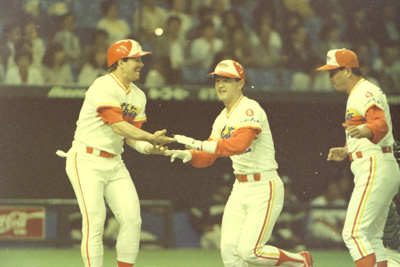 88年５月24日の日本ハム対南海、デイエット氏（左）は３号２ランを放った田村藤夫（中央）を出迎える。右は千葉コーチ