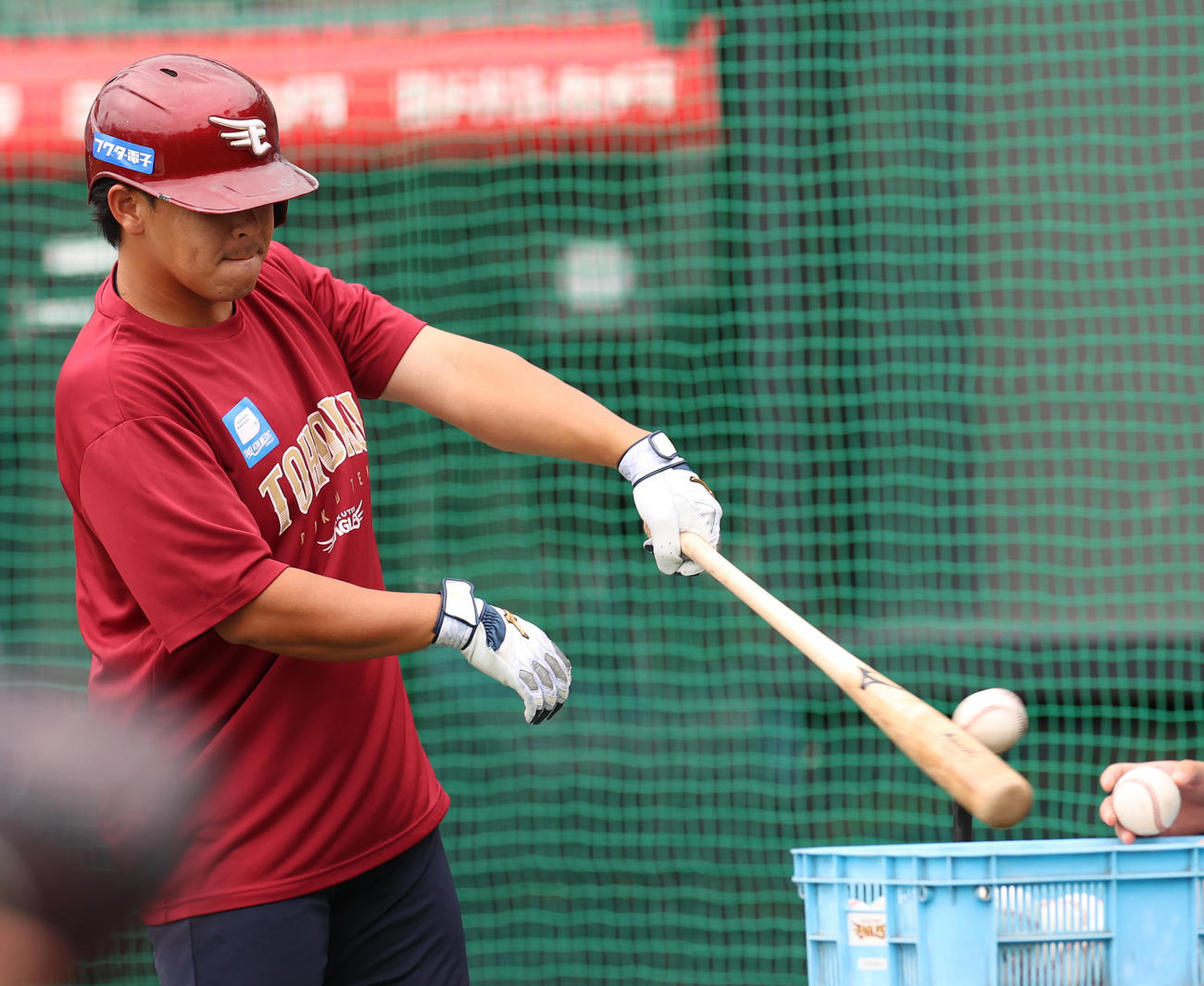 楽天対西武　試合前、トスバッティングを繰り返す楽天浅村（撮影・水谷安孝）