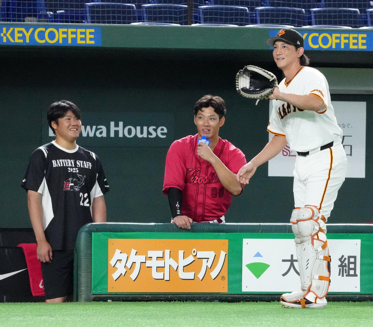 巨人対広島　試合前、言葉を交わす広陵出身の、右から巨人小林、広島中村奨、高（撮影・江口和貴）