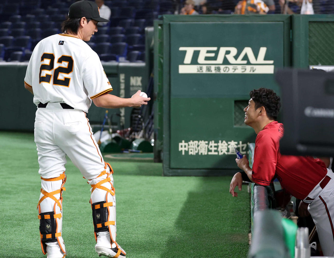巨人対広島　試合前、話をする巨人小林（左）と広島中村奨（撮影・浅見桂子）