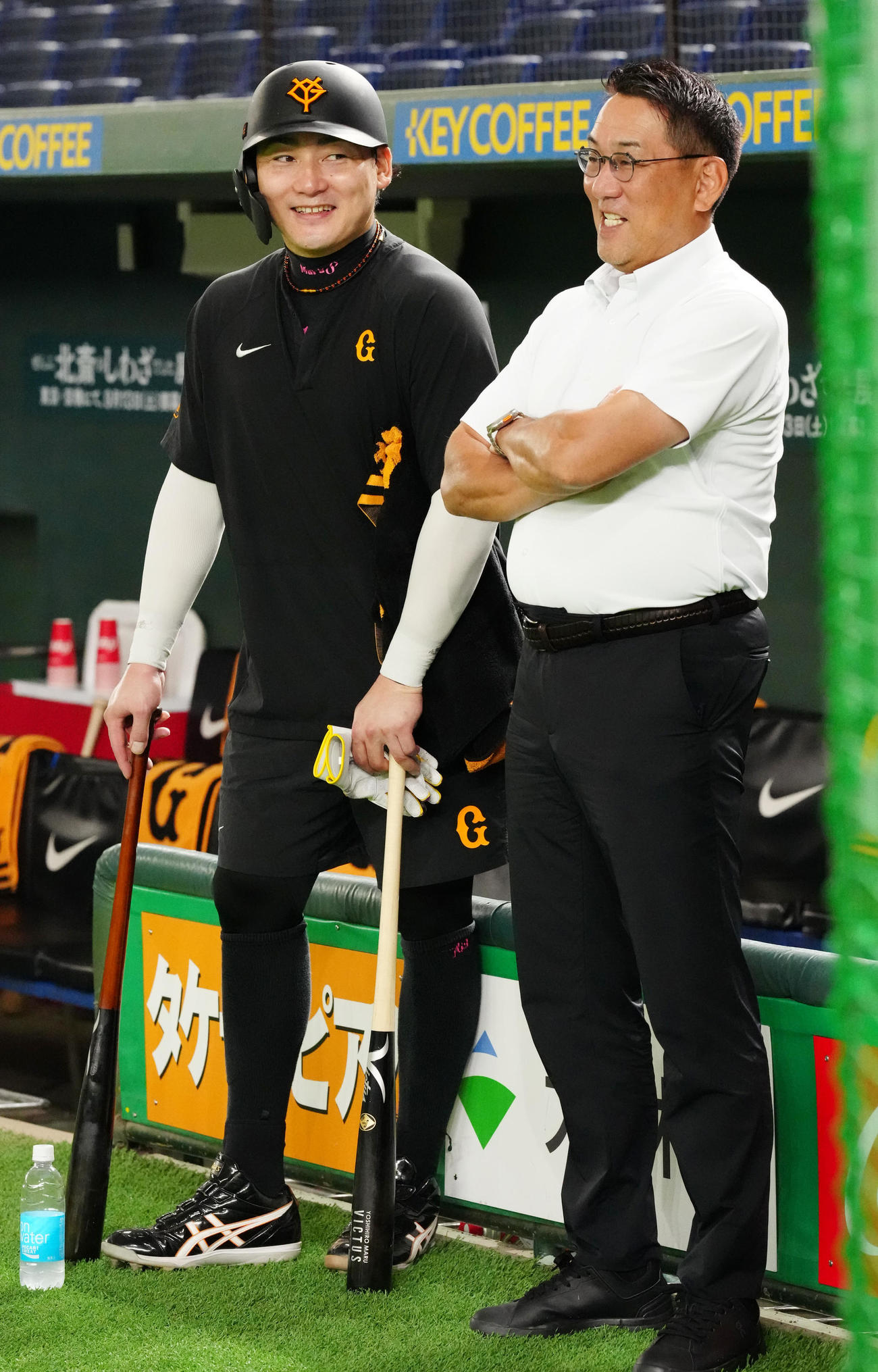 巨人対広島　試合前、野村氏（右）と言葉を交わす巨人丸（撮影・江口和貴）