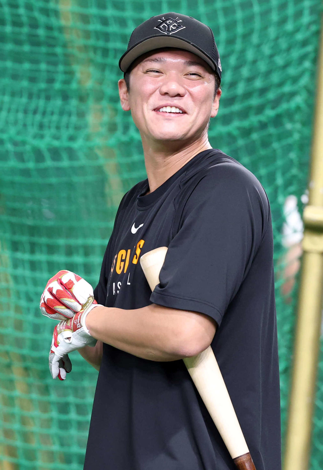 巨人対広島　試合前、広島の選手たちに笑顔を見せる巨人坂本（撮影・浅見桂子）