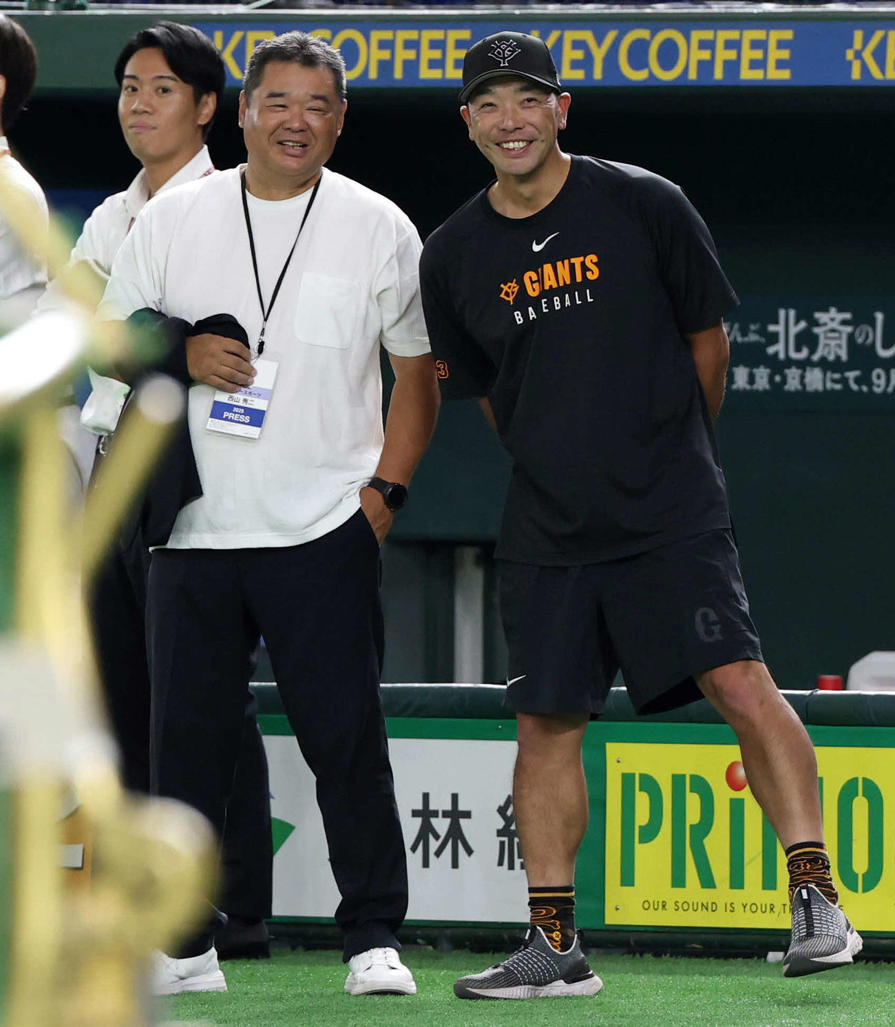 巨人対広島　試合前、西山秀二氏（左）と談笑する巨人阿部監督（撮影・浅見桂子）
