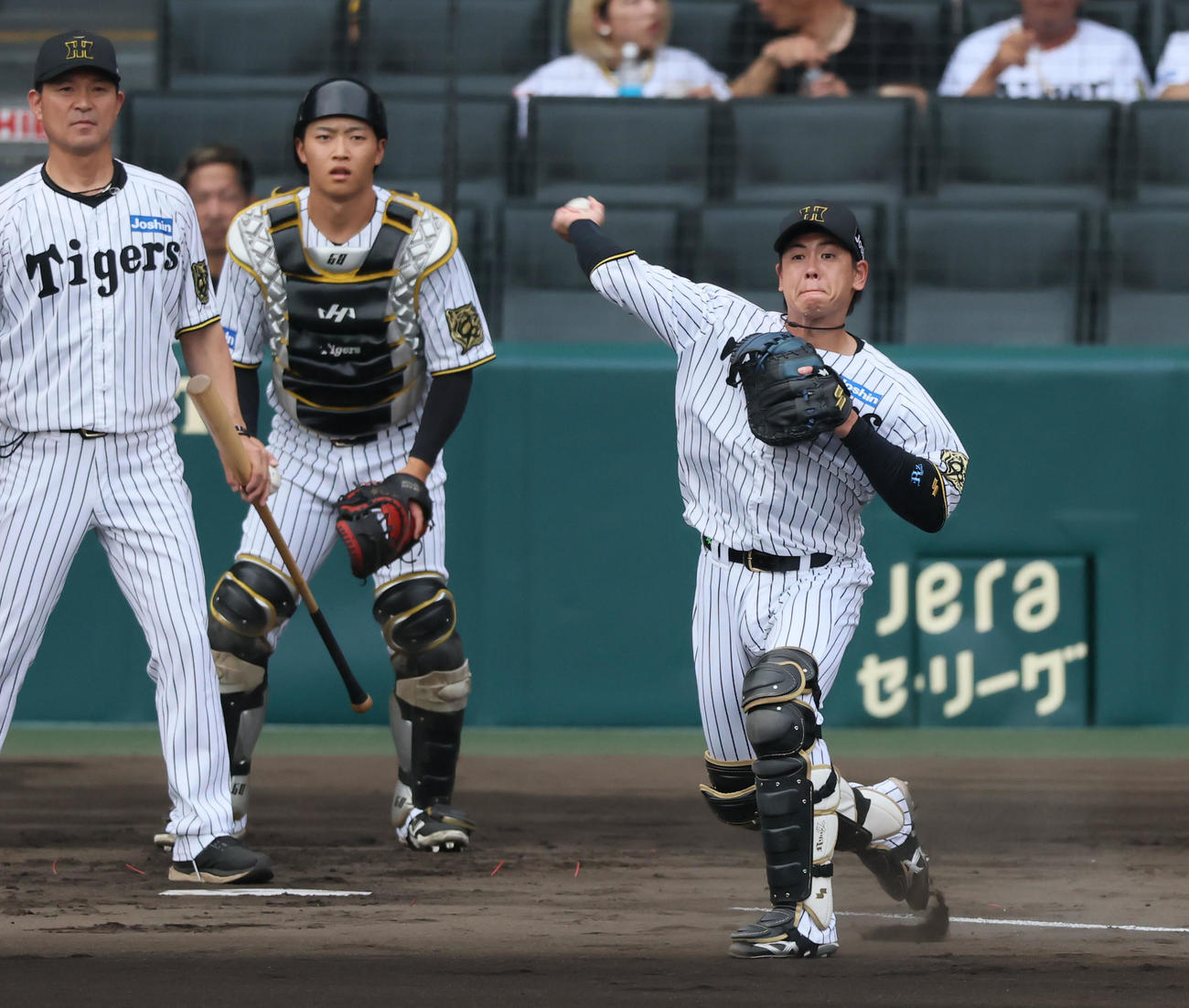 阪神対DeNA　シートノックを受ける阪神梅野。左は中川（撮影・加藤哉）