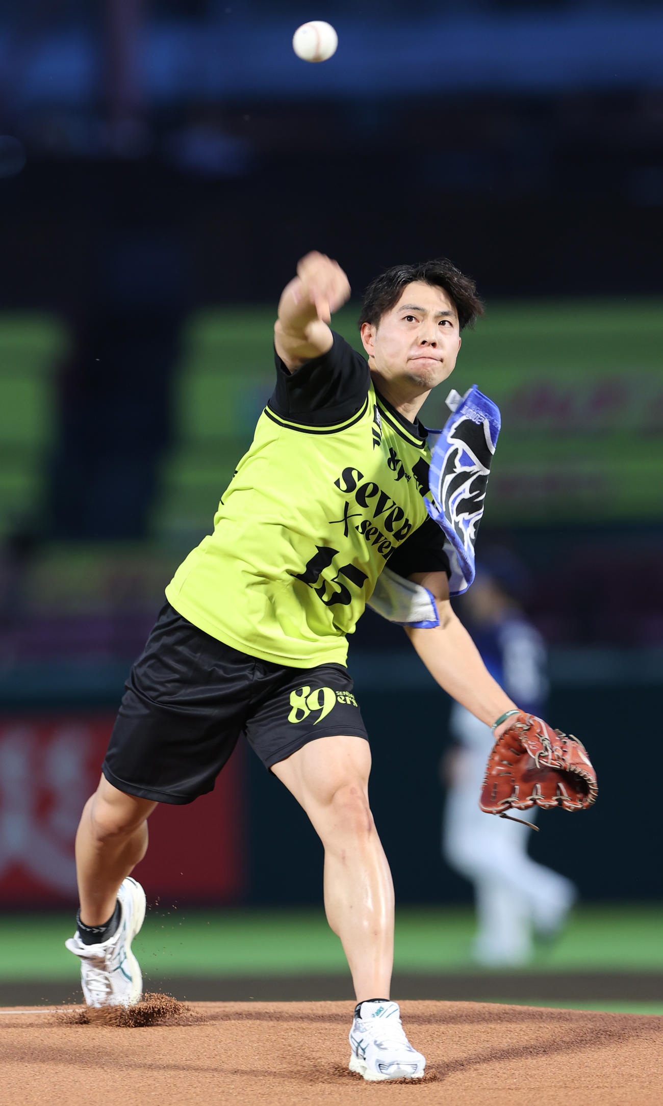楽天対西武　セレモニアルピッチを行う仙台89ERS渡辺翔太（撮影・水谷安孝）