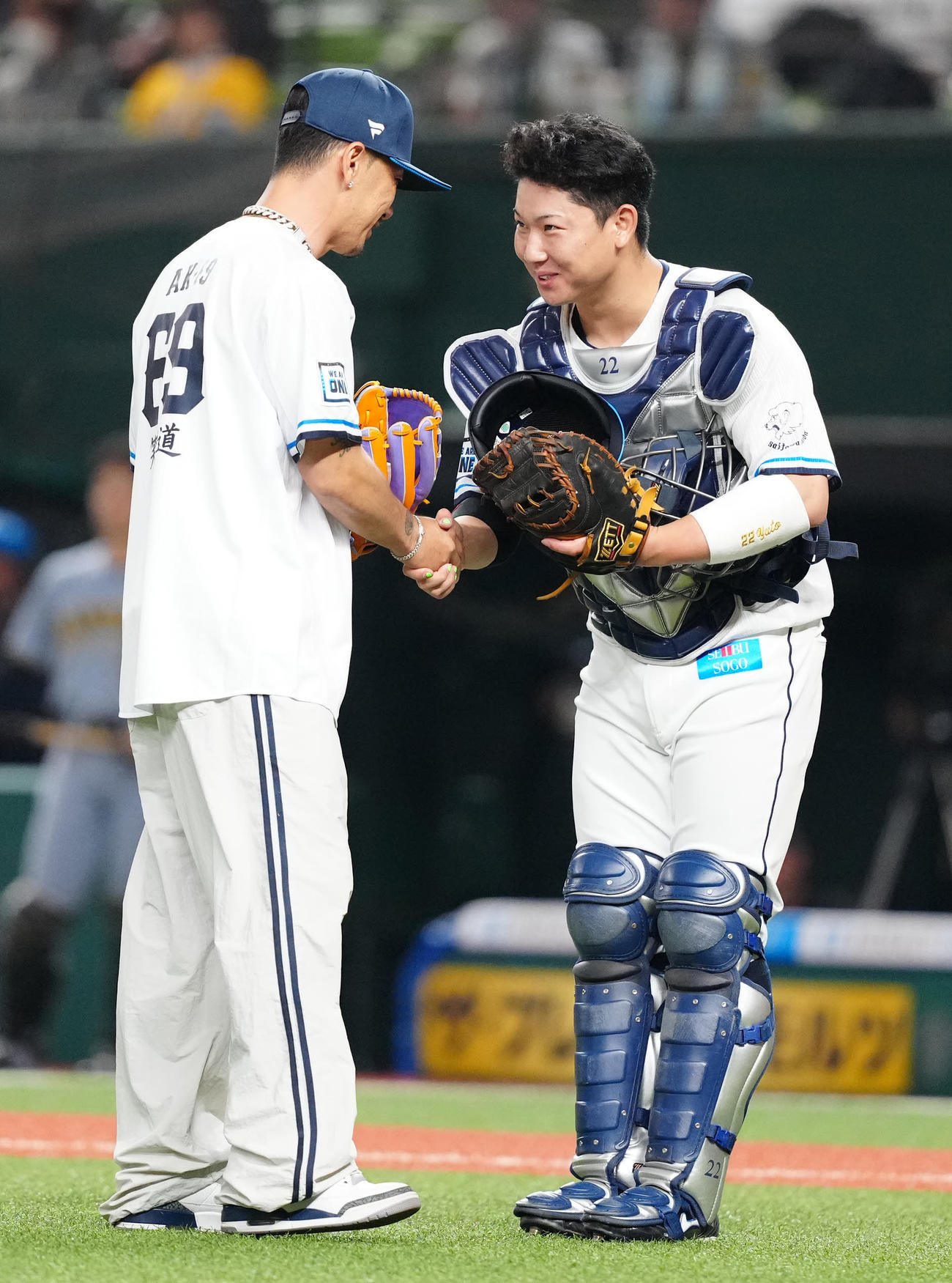 西武古賀悠斗（右）（2025年6月11日撮影）