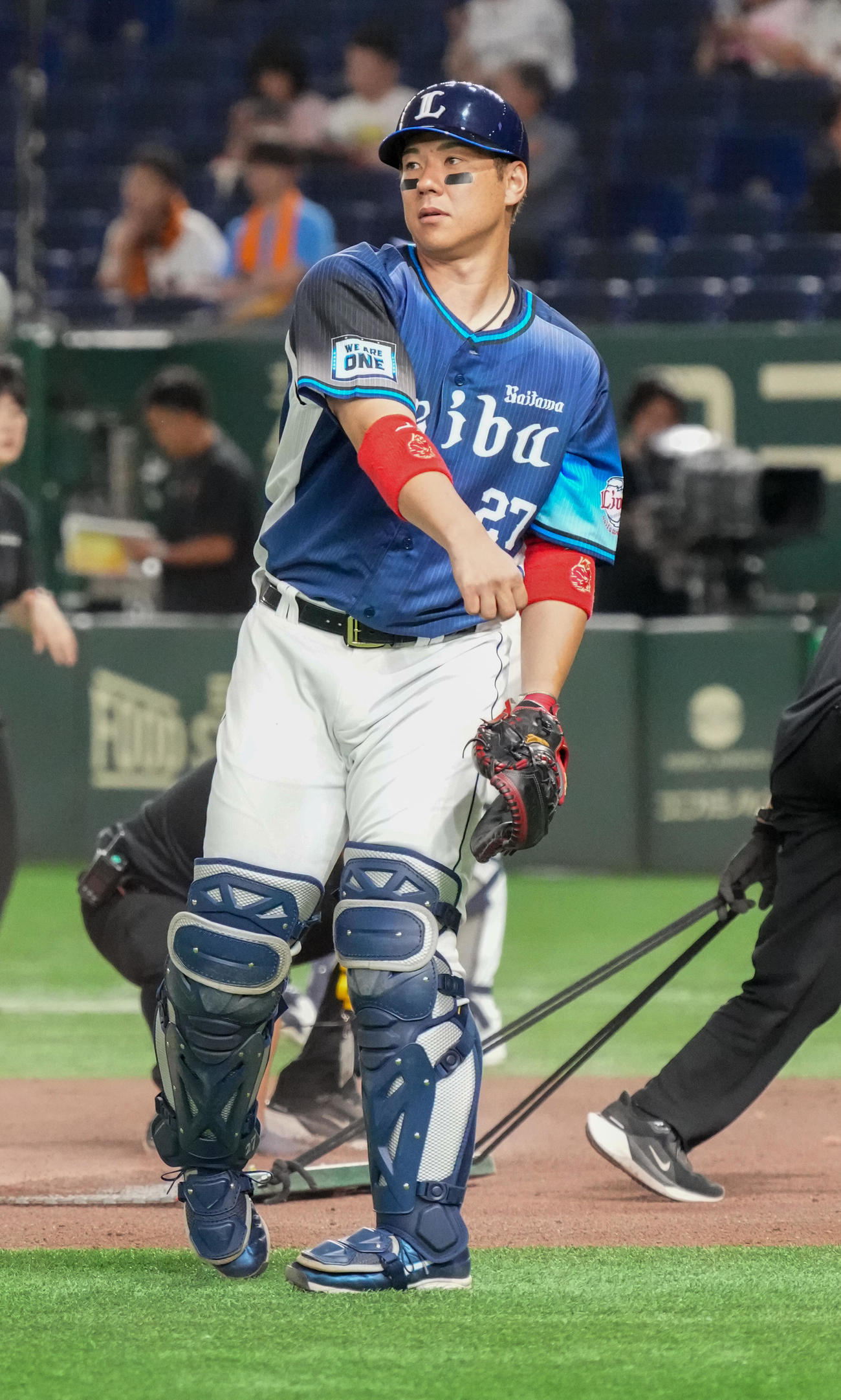 巨人対西武　試合前の練習に臨む西武炭谷（撮影・小沢裕）