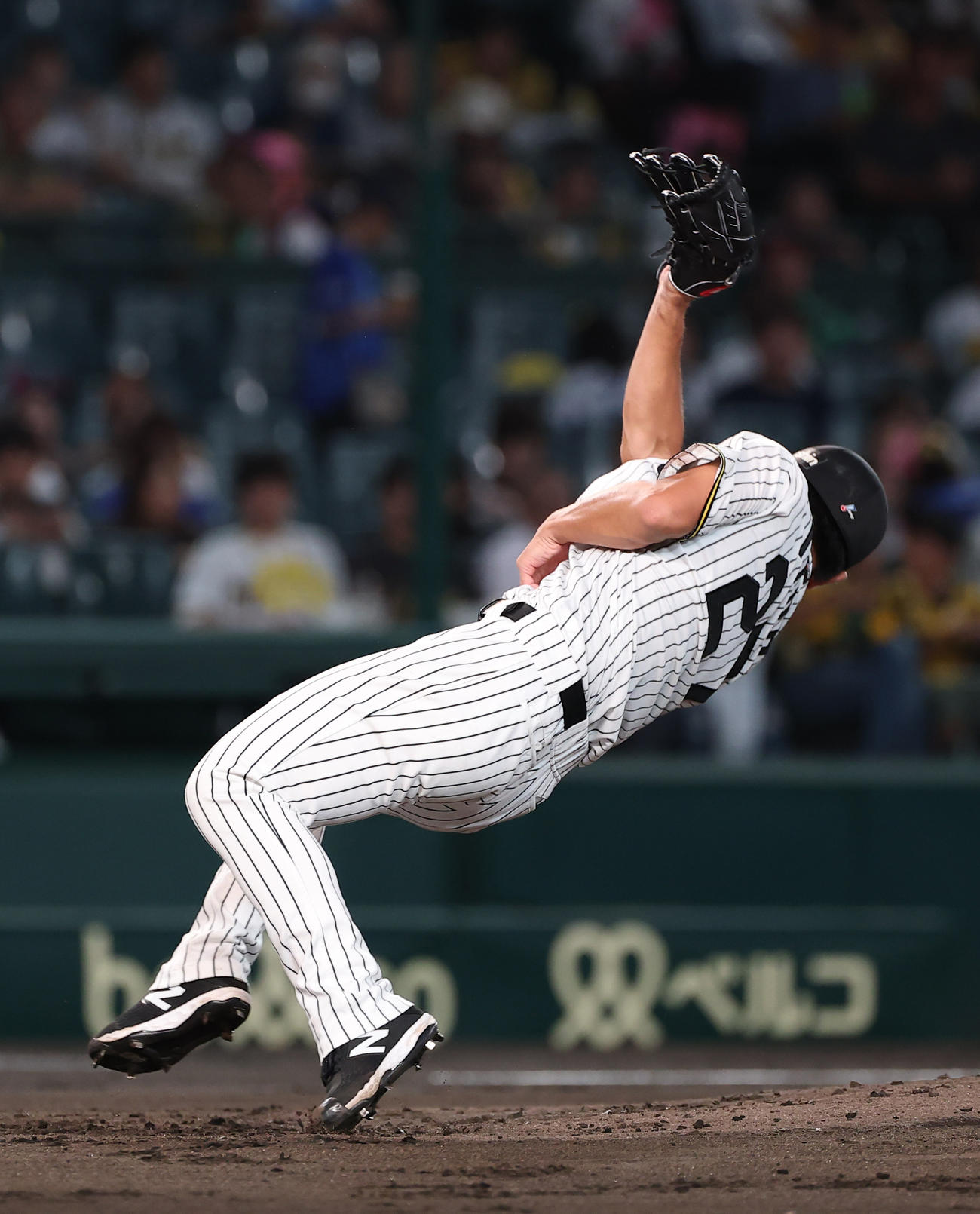 阪神対DeNA 2回表DeNA1死、佐野の強烈な投直を転倒しながら好捕する伊藤将（撮影・上田博志）