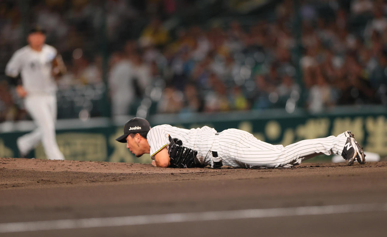 阪神対DeNA 2回表DeNA1死、伊藤将は佐野の投直を好捕する（撮影・上山淳一）
