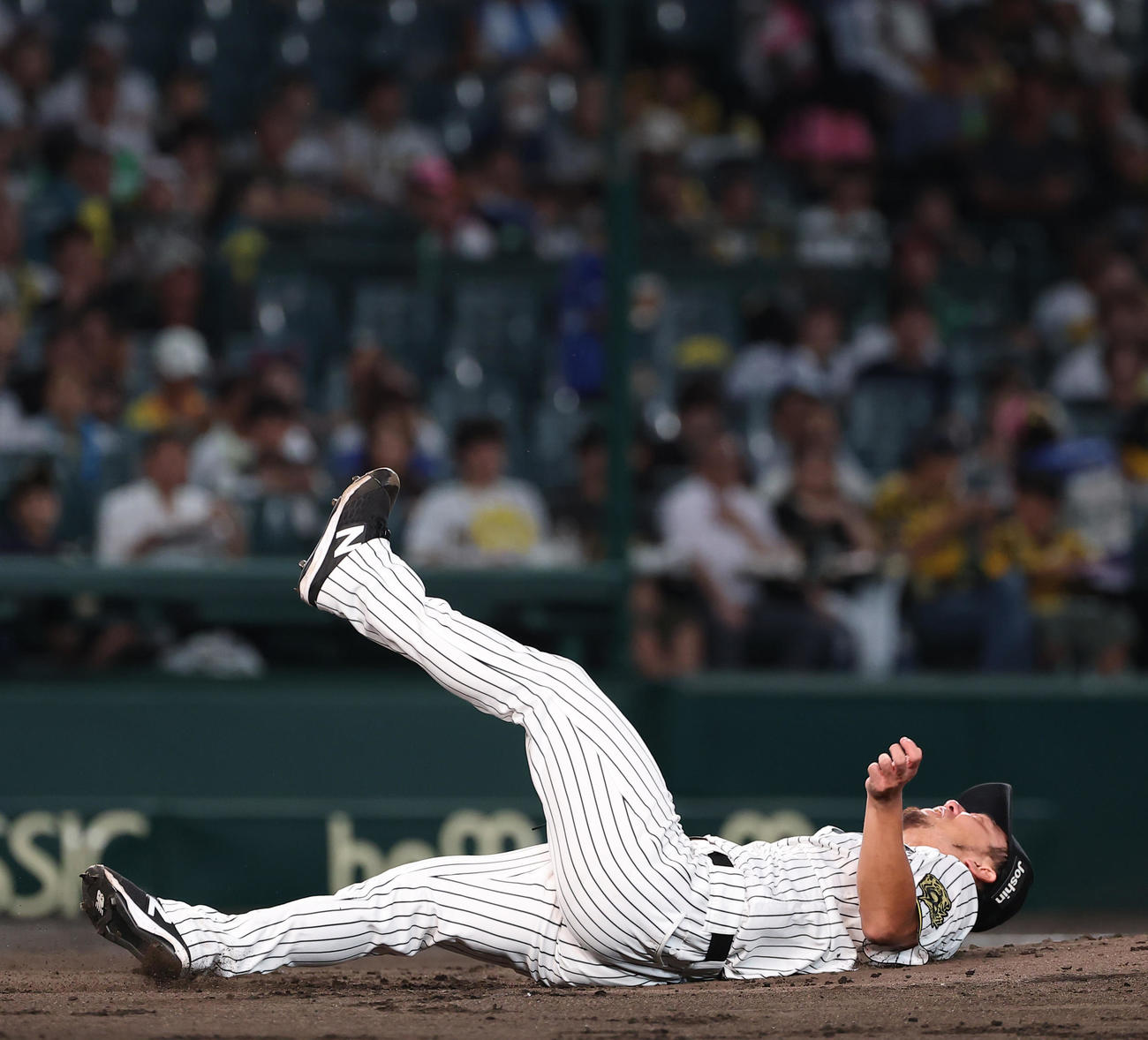 阪神対DeNA 2回表DeNA1死、佐野の強烈な投直を転倒しながら好捕する伊藤将（撮影・上田博志）