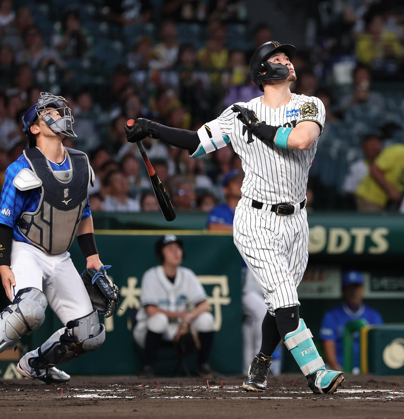 阪神対DeNA 1回裏阪神2死二塁、佐藤輝は先制適時二塁打を放つ（撮影・上田博志）