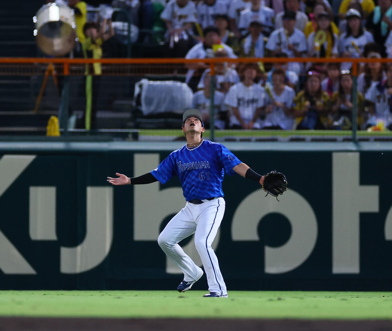 阪神対DeNA 1回裏阪神2死二塁、佐藤輝の打球を右翼手蝦名が見失い、適時二塁打となる（撮影・藤尾明華）