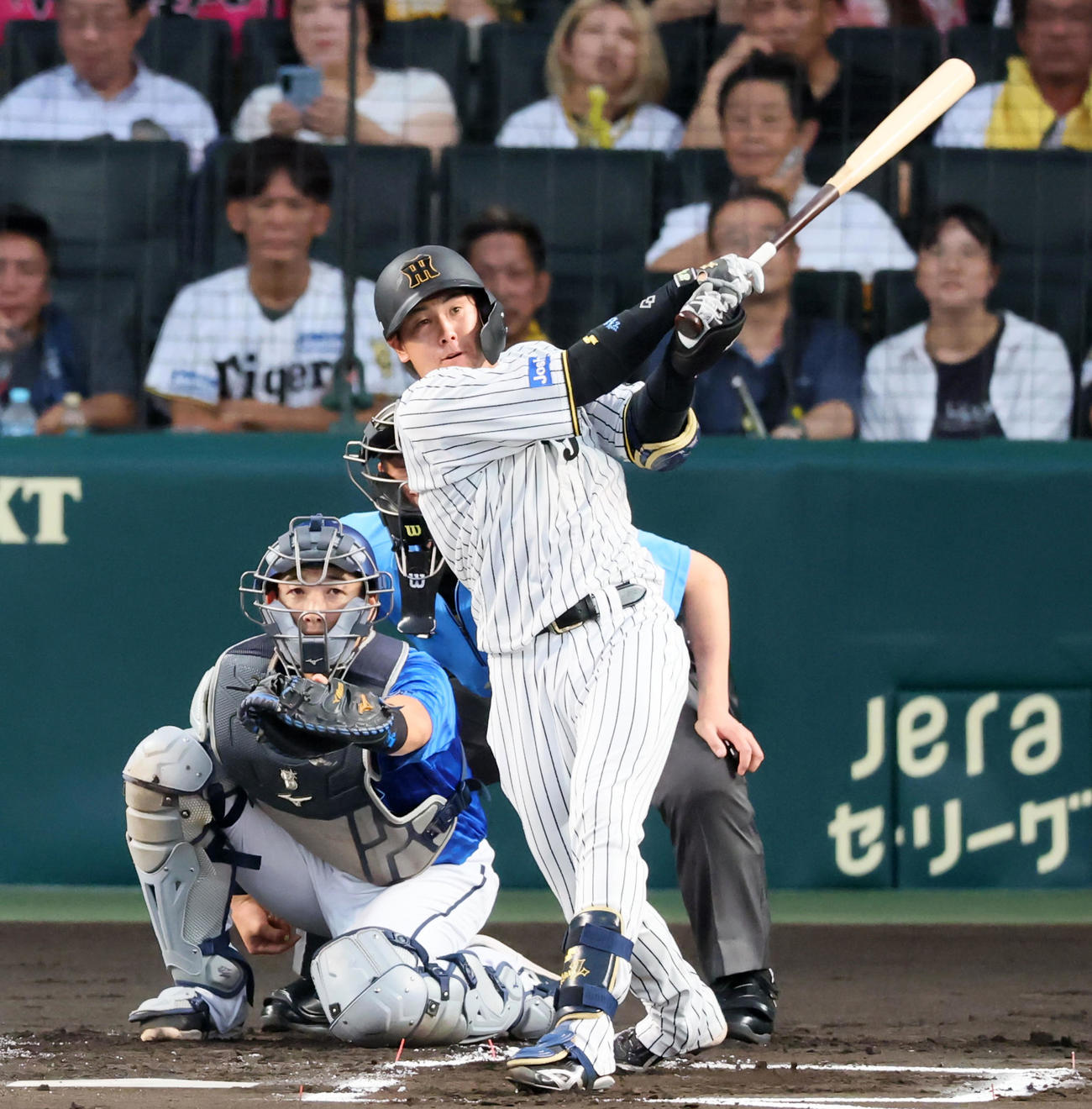 阪神対DeNA 1回裏阪神1死、梅野は左越え二塁打を放つ（撮影・加藤哉）