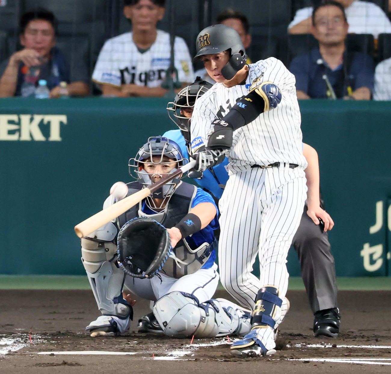 阪神対DeNA 1回裏阪神1死、梅野は左越え二塁打を放つ（撮影・加藤哉）